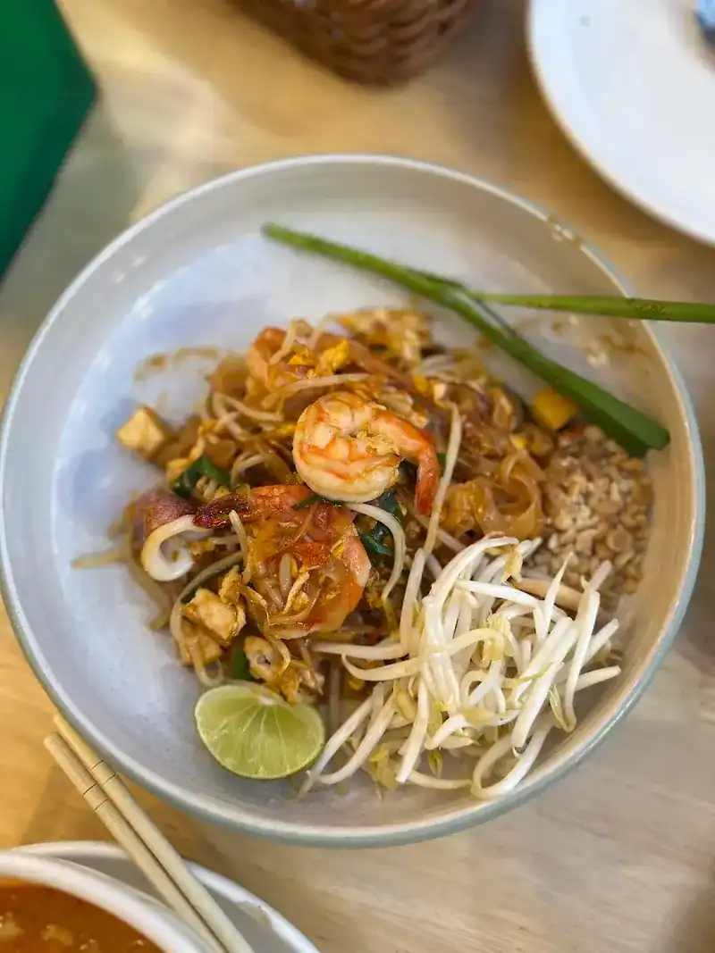 Pad Thai with prawns, bean sprouts, crushed peanuts and a wedge of lime