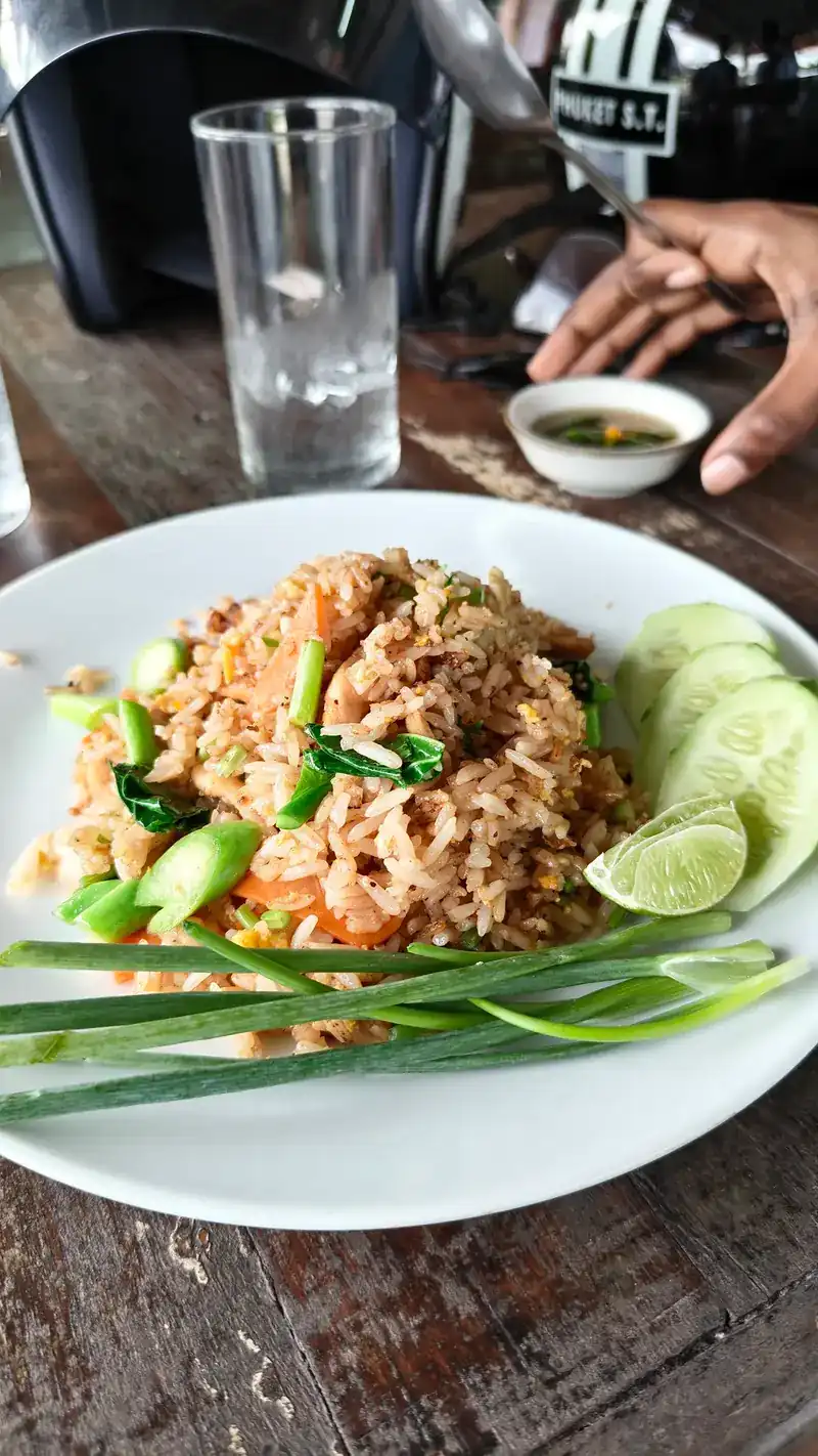 Fried rice with spring onion, cucumber and lime