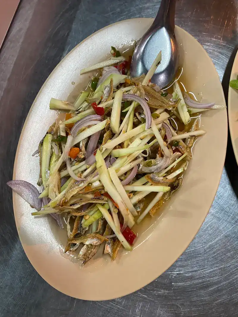 Green mango salad with shallots and chilli