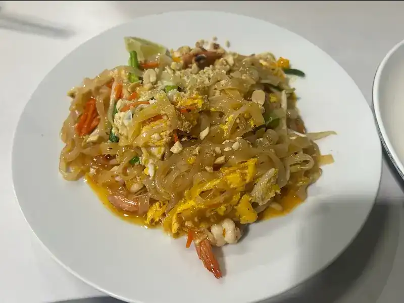 Pad thai with prawns, egg and crushed peanuts