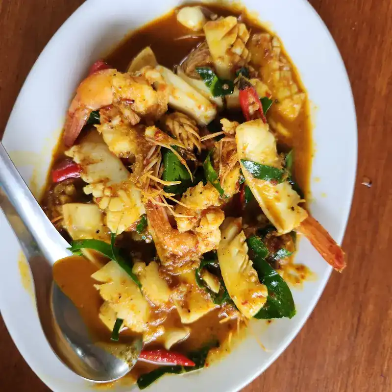 Squid and prawns stir-fried with chilli and basil leaves