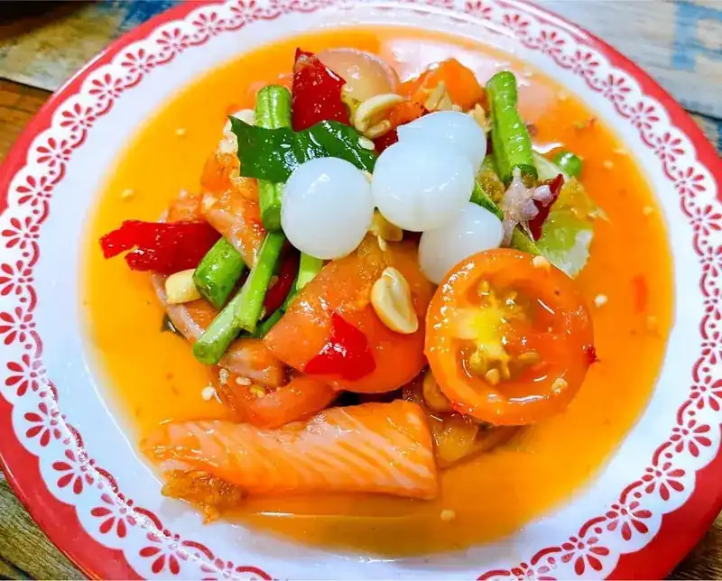 Salmon with long beans, tomato and peanuts in a spicy orange dressing