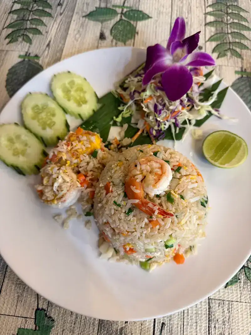 Prawn fried rice with cucumber and lime / ข้าวผัดกุ้งกับแตงกวาและมะนาว