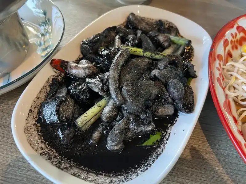 Squid in black ink with lemongrass / หมึกน้ำดำกับตะไคร้