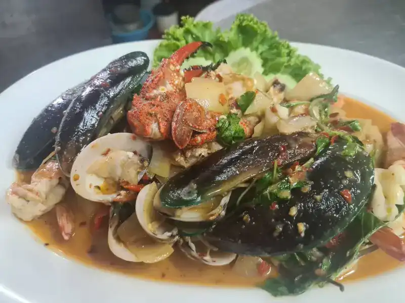 Mussels, clams and lobster stir-fried with chilli / หอยแมลงภู่ หอยลาย และล็อบสเตอร์ผัดพริก
