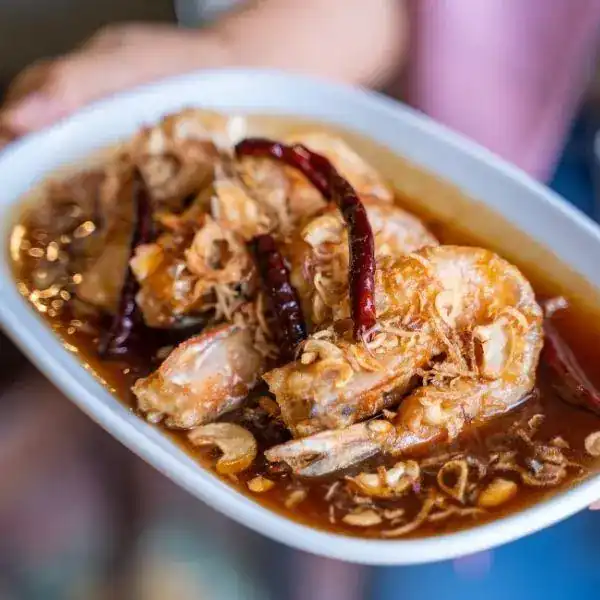กุ้งแชบ๊วยราดซอสมะขาม: fried prawns in tamarind sauce with dried chillies