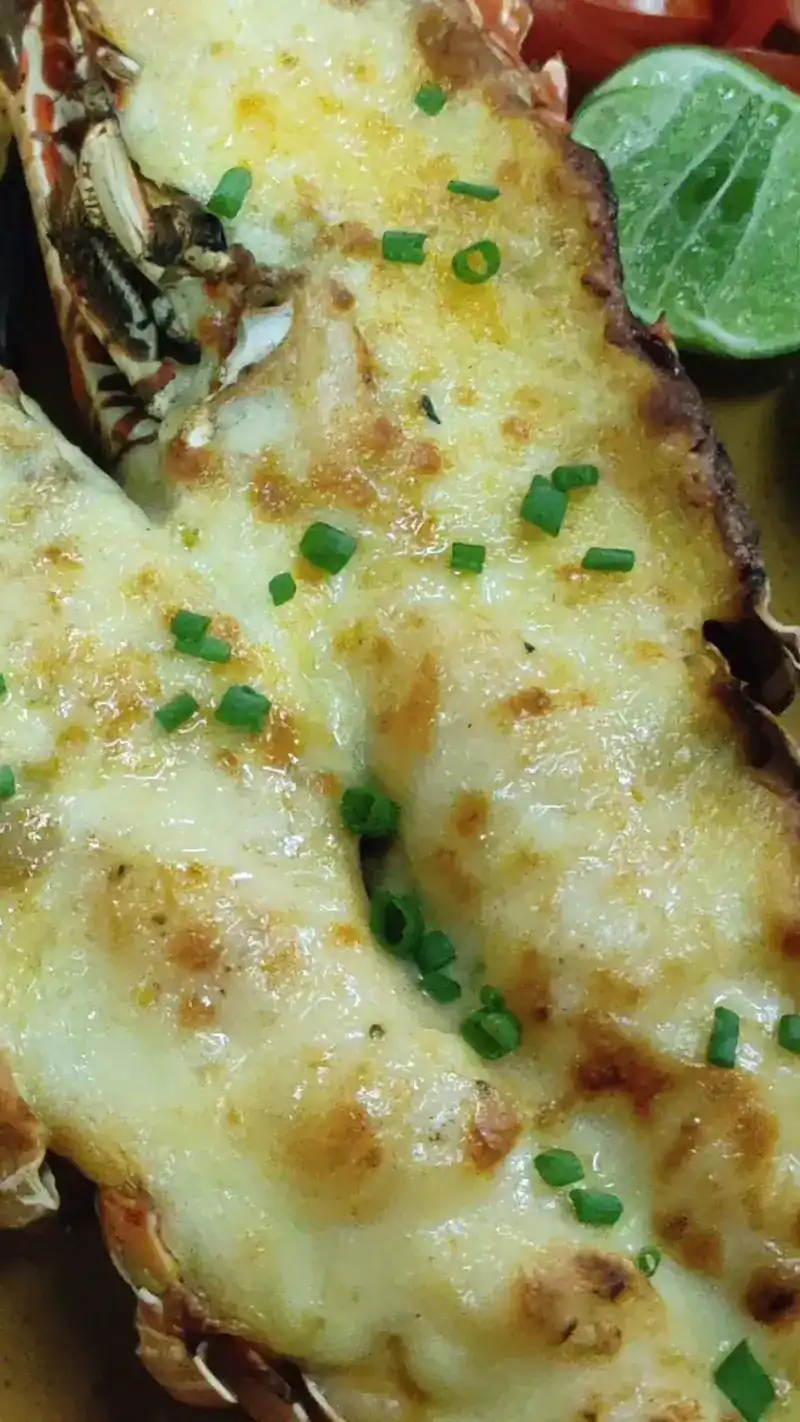 Seafood in the shell, baked with cheese and chives, with lime