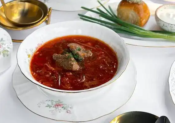 Borscht in a flowered china bowl / บอร์ชในชามกระเบื้องลายดอกไม้