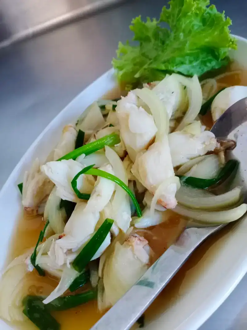 Crab meat stir-fried with onion and spring onion