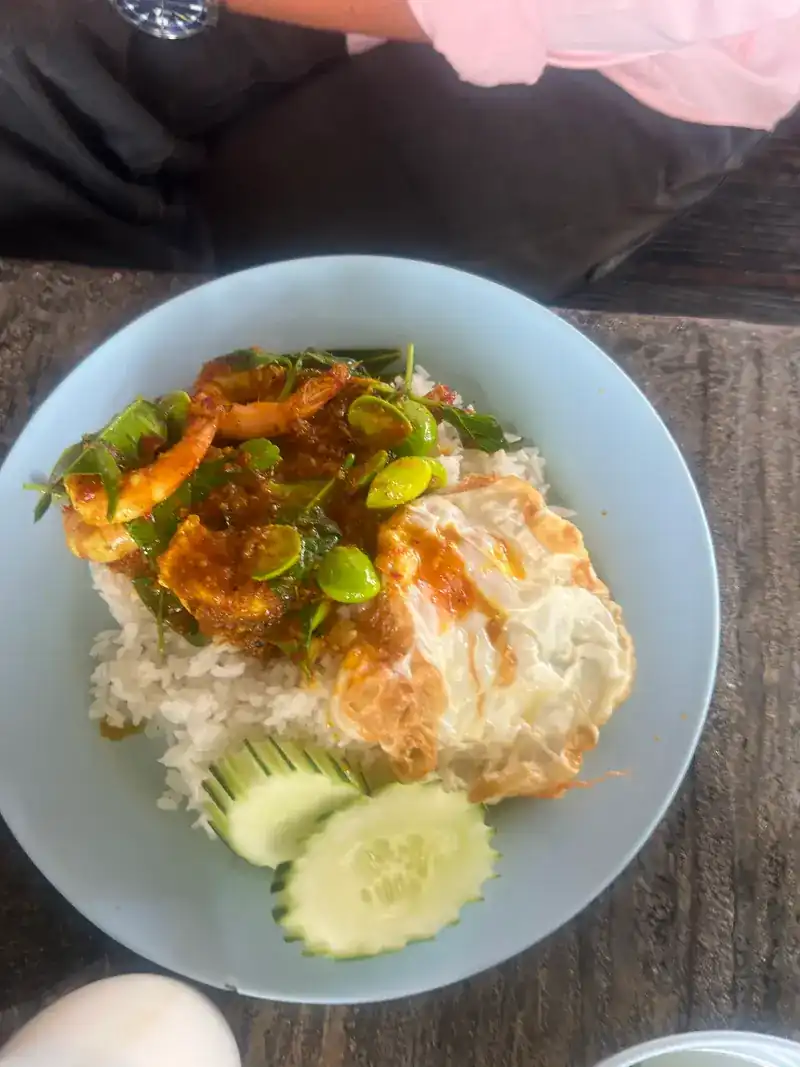 Rice with a stir-fry in red chilli paste, a fried egg and cucumber / ข้าวราดผัดพริกแกง ไข่ดาว และแตงกวา