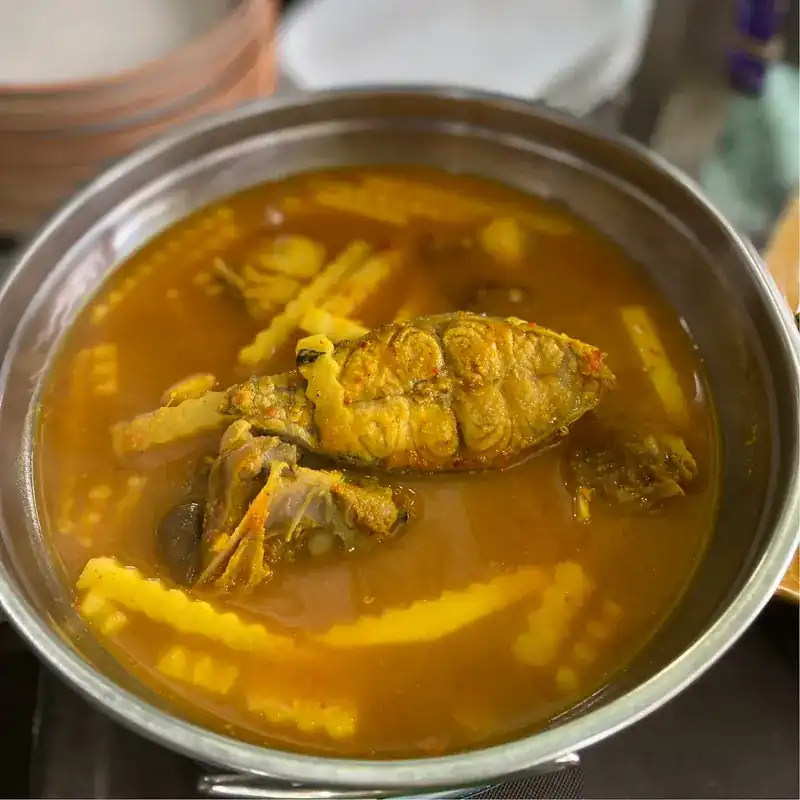 Sour curry with fish in a pot / แกงส้มปลาในหม้อ