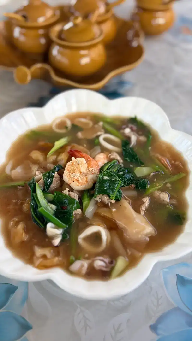 Rad na with prawns, squid and greens in gravy