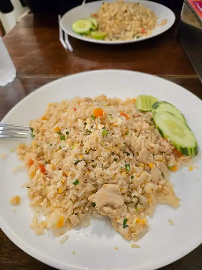 Fried rice with slices of cucumber and lime