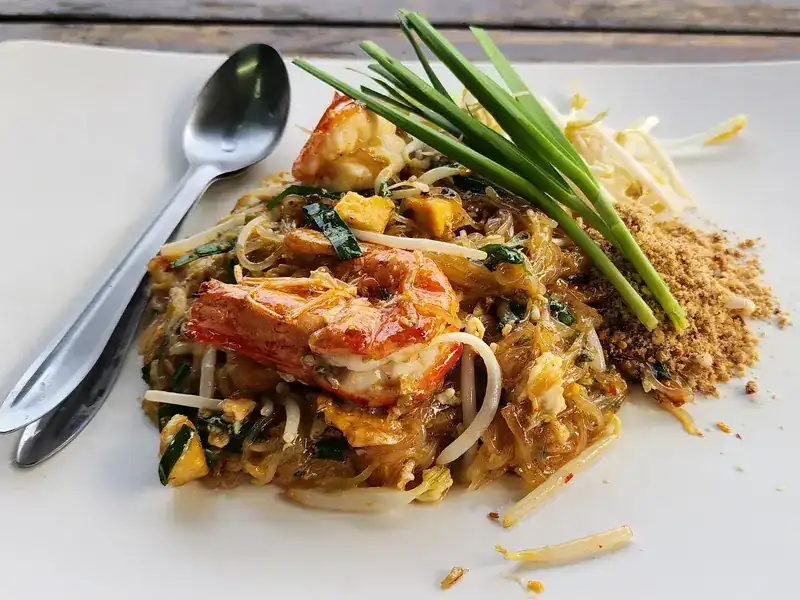 Pad thai with prawns, bean sprouts, crushed peanuts and spring onion